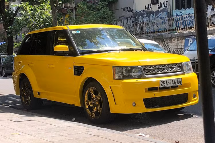 Có thể thấy, điểm nhấn còn lại của Range Rover độ "Rồng cực mặn" chính là la-zăng hình rồng. Tuy nhiên, bên trong khoang lái vẫn y như cũ, nhìn vào nội thất ai dám ngồi vào "ngai vàng" do chủ xe độ chế đây.