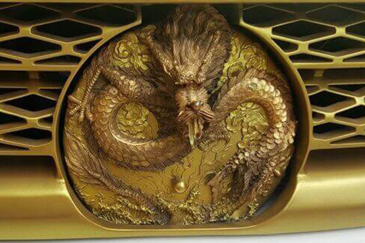 Trong bản độ được đánh giá là tâm huyết nhất của chủ nhân, chiếc Range Rover biển ngũ quý 4 chẳng khác gì hình mẫu của xe rồng từ màu sơn vàng, biểu tượng rồng xuất hiện ở một số chi tiết ngoại thất và nội thất,...