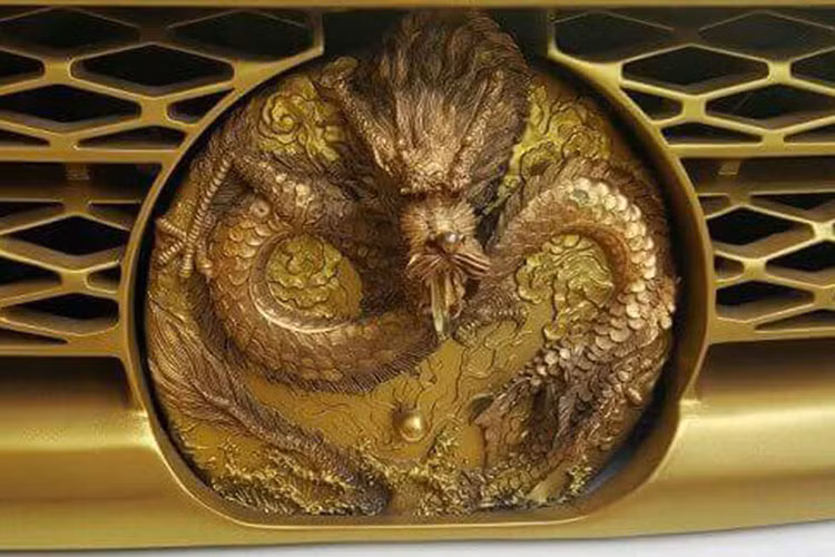 Trong bản độ được đánh giá là tâm huyết nhất của chủ nhân, chiếc Range Rover biển ngũ quý 4 chẳng khác gì hình mẫu của xe rồng từ màu sơn vàng, biểu tượng rồng xuất hiện ở một số chi tiết ngoại thất và nội thất,...