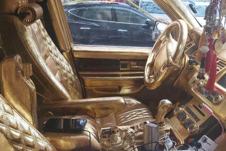 Chiếc Range Rover Rồng cực mặn này này không những gây xôn xao trên các trang mạng xã hội bởi được độ ngoại thất có phong cách cực dị. Tuy nhiên, không phải ai cũng biết rằng khoang nội thất của chiếc xe này cũng đặc biệt không kém.