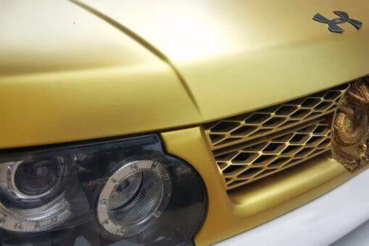 Tuy nhiên những người có tiền họ đâu quan tâm đến ý kiến người khác và đó là lý do cho việc chiếc Range Rover ngũ quý 4 luôn là đề tài thu hút sự quan tâm và nhận xét của cộng đồng mạng mỗi khi hình ảnh xe xuất hiện trên mạng xã hội.