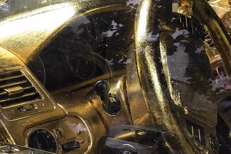 Thông qua những hình ảnh có thể thấy toàn bộ khoang nội thất được dát vàng từ phần ghế ngồi, táp-lô, ô cửa gió điều hoà,… Hiếm mẫu xe nào hiện nay được chủ nhân độ lại với phong cách siêu dị biệt như vậy.