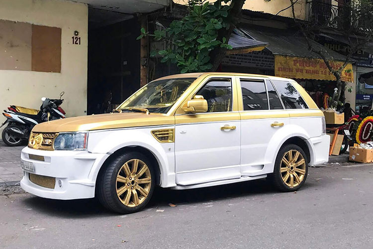 Đây chính là chiếc SUV hạng sang Range Rover độ rồng biển ngũ quý 4 trị giá tiền tỷ thường xuyên xuất hiện tại nhà tang lễ Phùng Hưng, Hà Nội đã từng gây xôn xao nhiều người đi đường bởi phong cách độ cực dị hợm của chủ nhân từ vẻ ngoài của ngoại thất đến bên trong nội thất.