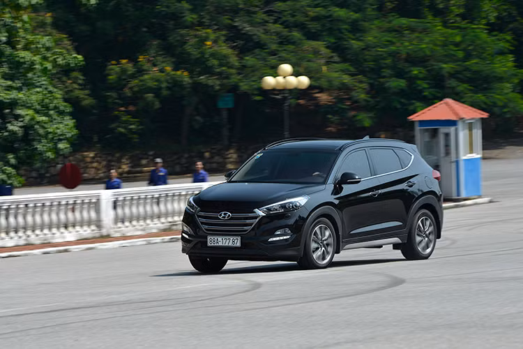 Lý thuyết là như vậy, nhưng trước đó không ít người vẫn hoài nghi về khả năng vận hành có tạo được sự khác biệt thực sự. Bởi đã không ít lần được trải nghiệm các chế độ thể thao, lẫy chuyển số vô lăng... trên những xe thương hiệu hàng đầu Mỹ, Nhật và thực tế đó cũng chỉ là chút "màu mè", lừa gạt cảm xúc những tay lái mơ mộng!