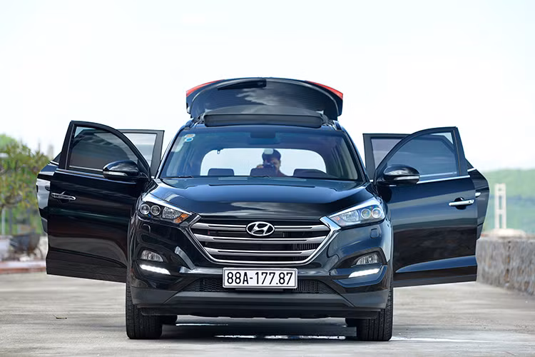 Tucson 2017 có giá khởi điểm 815 triệu đồng cho phiên bản tiêu chuẩn, so với xe nhập khẩu nguyên chiếc, giá đã rẻ đi hơn 100 triệu đồng. Tuy nhiên, phiên bản này sẽ gặp ngay một đối thủ "cực mạnh", đó là... Tucson 2017 bản đặc biệt. Ở mức giá cao hơn 75 triệu đồng, Tucson bản đặc biệt có được những trang thiết bị dư thừa của một chiếc crossover. 