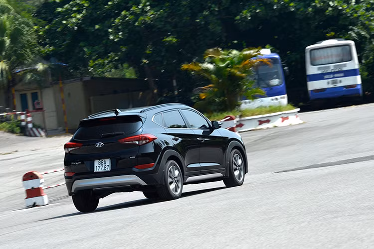 Tucson phiên bản 2017 mới cho người lái cảm nhận rõ rệt giữa 2 chế độ ECO và SPORT tuy nhiên khoảng cách đó chưa đủ xa để sự xuất hiện thêm chế độ Normal nữa trở nên ý nghĩa. Chế độ ECO cho vô lăng nhẹ nhàng, linh hoạt hơn, hộp số sang số sớm ở vòng tua thấp, hệ thống treo mềm mại hơn,... nhờ đó xe vận hành mượt mà, êm ái.