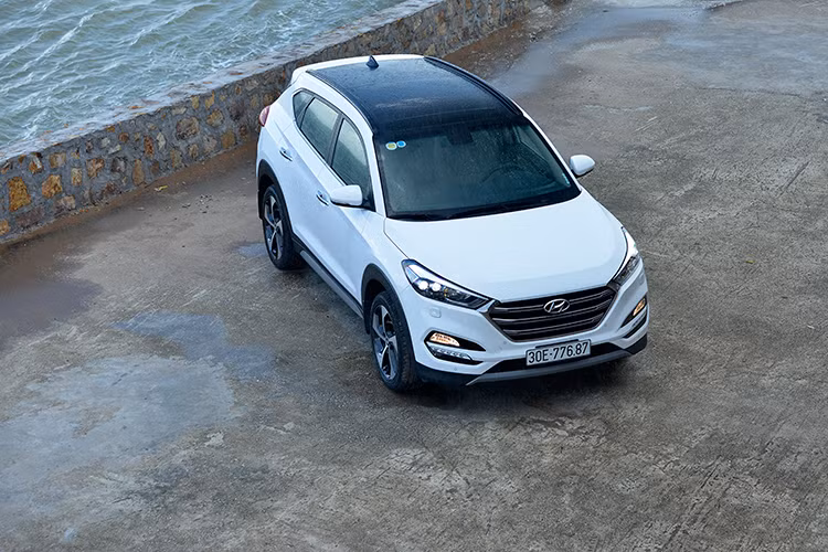 Cùng với hệ thống cân bằng điện tử ESC, các hệ thống an toàn giá trị khác cần phải kể đến là hệ thống ổn định thân xe, hệ thống hỗ trợ xuống dốc và khởi hành ngang dốc, hệ thống chống bó cứng phanh ABS, hỗ trợ phanh khẩn cấp BA, phân phối lực phanh điện tử EBD cùng hệ thống 6 túi khí quanh xe... khiến cho chiếc xe "đáng đồng tiền, bát gạo".