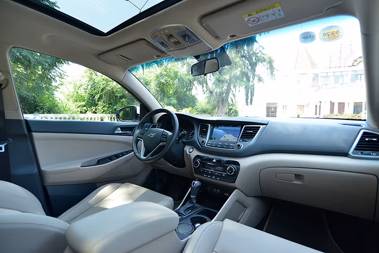 Đặc biệt trên màn hình của xe cũng đã được tích hợp sẵn hệ thống bản đồ dẫn đường do Hyundai phát triển dành riêng cho thị trường Việt Nam. Bản đồ này còn tích hợp nhiều thông tin hữu ích khi sử dụng trên đường cũng như khách hàng dễ dàng nâng cấp dữ liệu thường xuyên. 