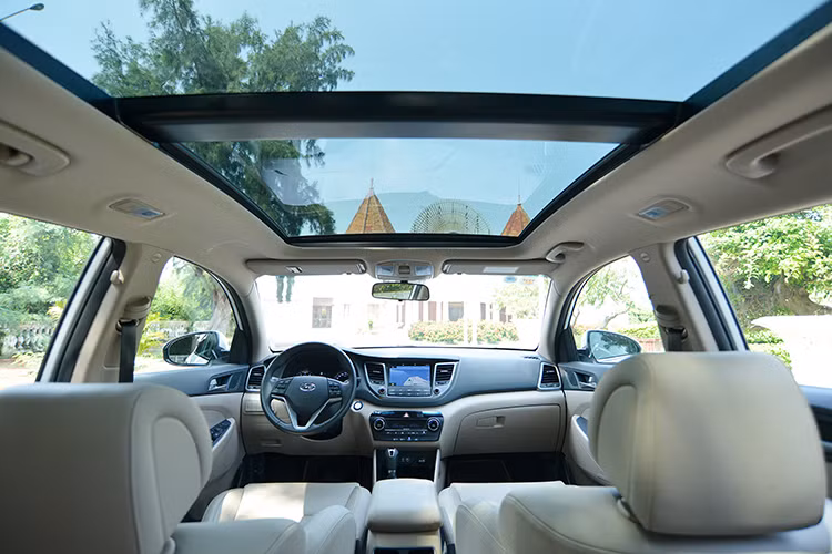 Hàng ghế sau của xe cũng được hãng xe Hàn Quốc ưu ái bằng cửa gió làm mát riêng, ghế có thể ngả ra được. So với phiên bản nhập khẩu nguyên chiếc trước đó, Tucson 2017 thế hệ mới đã có trang bị màn hình AVN 8inch độ phân giải cao tích hợp rất nhiều chức năng giải trí đa phương tiện như phát nhạc qua USB, xem video, nghe radio...