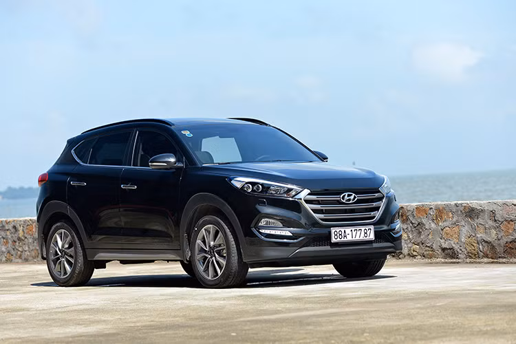 Những gì quan sát được từ ngoại đến nội thất khiến chúng ta dễ dàng nhận thấy sự nỗ lực không ngừng của Hyundai nhằm bứt lên khỏi sự cạnh tranh khốc liệt với 2 đối thủ Honda CR-V, Mazda CX-5. Nhưng để làm được điều đó, Hyundai phải giải đáp được câu hỏi, Tucson chạy có hay, có bền không? Và những gì phản hồi từ thị trường sau 2 năm phân phối nhập khẩu xe nguyên chiếc đã có thể mình chứng điều đó.