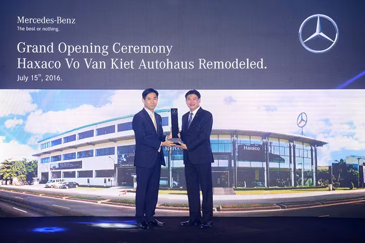 Tọa lạc trên đại lộ Võ Văn Kiệt với diện tích 2.500 m2 và tổng diện tích sử dụng gần 6.000 m2, Haxaco Võ Văn Kiệt sở hữu vị trí thuận lợi tại cửa ngỏ phía Tây của TP HCM, mang đến sự thuận tiện về mặt dịch vụ cho khách hàng ở các khu vực lân cận mà không cần phải tốn nhiều thời gian để đi vào khu vực trung tâm.