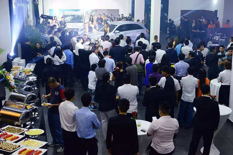 Từ tháng 7/2016, Haxaco Võ Văn Kiệt sẽ áp dụng hệ thống nhận diện thương hiệu hoàn toàn mới của thương hiệu Mercedes-Benz, với hai màu chủ đạo trắng &amp; đen cùng hệ thống ánh sáng, nội thất hiện đại. Thiết kế và các vật liệu sử dụng tại phòng trưng bày thể hiện rõ định hướng “Đẳng cấp thời thượng” mà thương hiệu “Ngôi sao 3 cánh” đang theo đuổi.