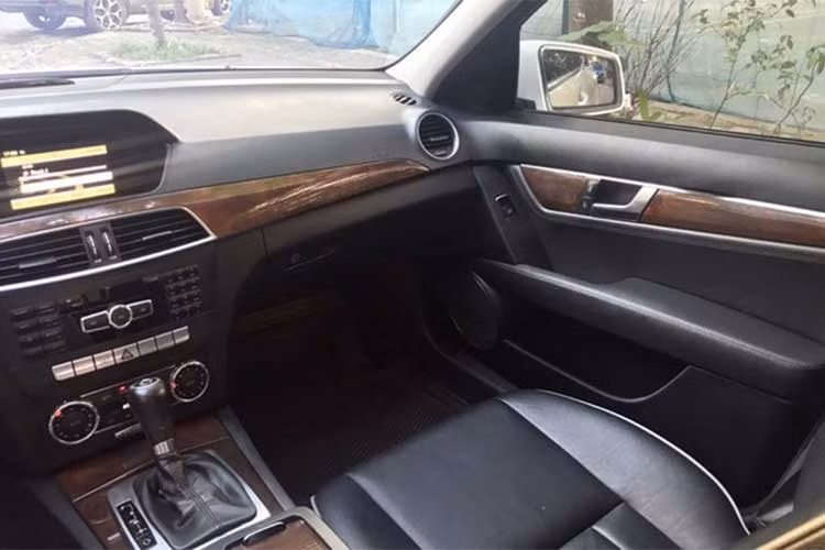 Mẫu xe này cũng được trang bị cụm đồng hồ thể thao dạng Analog, bên cạnh là màn hình giải trí cỡ vừa rất hiện đại. Ghế lái chỉnh điện.