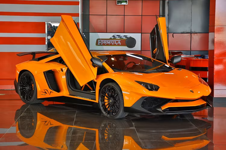 Đây là một con số rất cao vì tại triển lãm Geneva Motor Show 2015, Lamborghini cho biết Aventador SV có giá chỉ khoảng 327.190 Euro, tương đương 366.200 đô la.