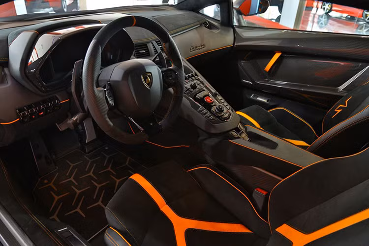 Và một điều đặc biệt nữa, chiếc Lamborghini Aventador LP 750-4 Superveloce này không phải đang bán ở Mỹ hay Châu Âu mà là Dubai - nơi dành cho thị trường siêu xe "giá chát".