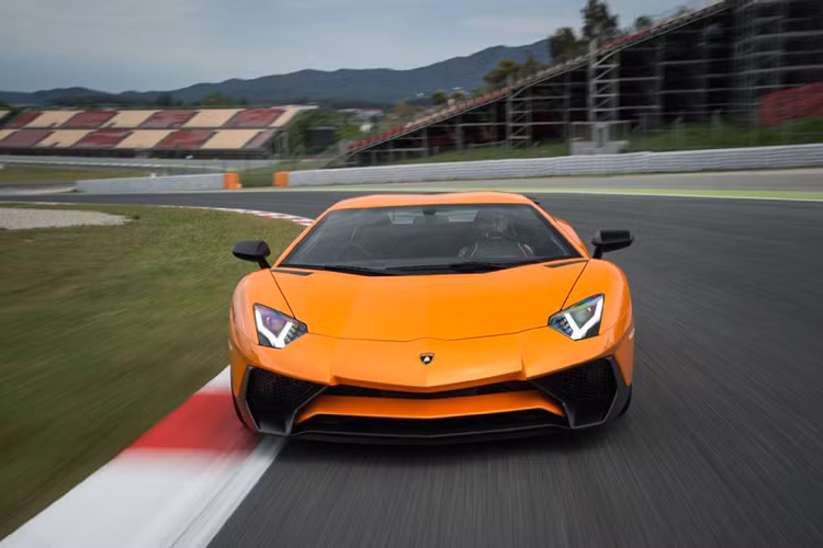 Lamborghini Aventador SV đã gây tiếng vang lớn khi hoàn thành 1 vòng Nurburgring với thời gian ấn tượng: 6:59:73, chỉ chậm hơn 2 giây so với Porsche 918 Spyder.
