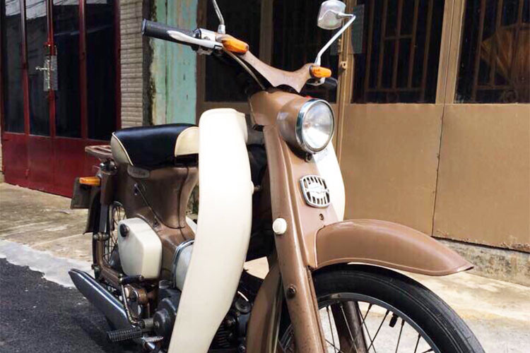 Honda Super Cub đời đầu sử dụng động cơ 4 kỳ 50cc nạp khí tự nhiên với xú-páp đặt trên đỉnh máy, điều khiển bằng thanh đẩy (OHV). Với dung tích 50cc, động cơ của xe đạt công suất tối đa 4,5 mã lực kèm hộp số 3 cấp côn tự động. Là thế hệ Cub đầu tiên, chiếc xe cũng sử dụng hệ thống điện má vít 6V thay vì CDI 12V như các thế hệ sau này.