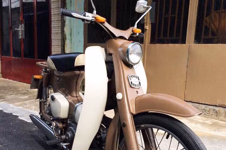 Honda Super Cub đời đầu sử dụng động cơ 4 kỳ 50cc nạp khí tự nhiên với xú-páp đặt trên đỉnh máy, điều khiển bằng thanh đẩy (OHV). Với dung tích 50cc, động cơ của xe đạt công suất tối đa 4,5 mã lực kèm hộp số 3 cấp côn tự động. Là thế hệ Cub đầu tiên, chiếc xe cũng sử dụng hệ thống điện má vít 6V thay vì CDI 12V như các thế hệ sau này.