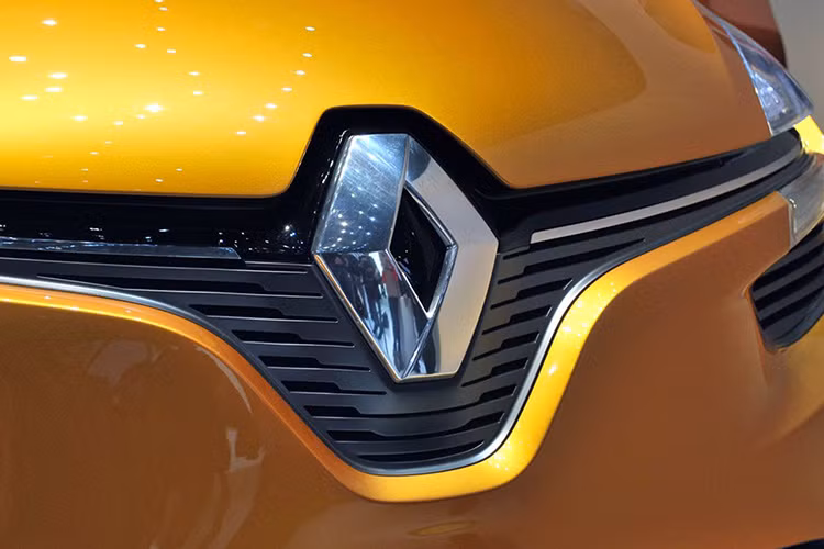  Ban đầu, logo của hãng xe Pháp này là tên các anh em nhà Renault: Louis, Ferdinand và Marcel. Tiếp đó, hình xe tăng được thay thế vào các năm sau đó tượng trưng cho thời kỳ hãng làm xe tăng hạng nhẹ cho các nước đồng minh. Cuối cùng, chữ Renault và biểu tượng hình viên kim cương vững chắc và sáng lóa được duy trì tới tận ngày nay. 