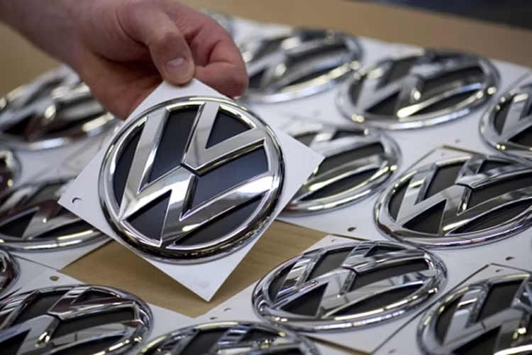 Volkswagen có nghĩa là "xe của nhân dân" trong tiếng Đức, công ty thuộc chính phủ Đức thời Hitler khi mới ra đời. Điều thú vị là logo VW được cho là thiết kế của Franz Xavier Reimspiess, 1 nhân viên của Porsche.