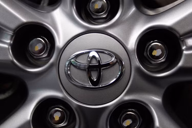 Sakichi Toyoda là người sáng lập công ty, nhưng trong tiếng Nhật Toyoda lại có 10 nét viết, còn Toyota lại chỉ có 8 nét, 8 là con số đẹp theo quan niệm người Nhật. Logo ngày nay mà Toyota sử dụng ra đời từ năm 1990, gồm 3 hình êlip lồng vào nhau và được sắp xếp theo 3 hướng khác nhau, tượng trưng cho 3 trái tim và mang nhiều ý nghĩa.