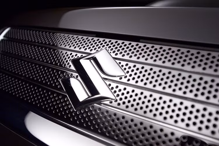 Suzuki thành lập năm 1909 bởi Michio Suzuki với cái tên Loom Company (Công ty khung cửi Suzuki) chuyên cung cấp khung cửi cho thị trường Nhật Bản. Năm 1929 bắt đầu xuất khẩu những sản phẩm đầu tiên.