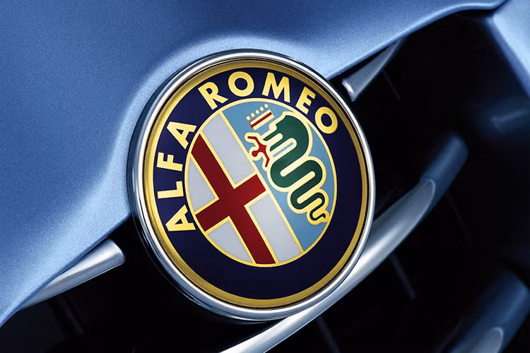 Biểu tượng đặc biệt của Alfa Romeo được tạo ra vào năm 1910 bởi Romano Cattaneo từ chữ thập đỏ trên cờ Milan và phù hiệu của dòng họ quý tộc Viscont. Ban đầu tên công ty là ALFA. Trong đó ALFA là viết tắt các chữ cái đầu của Anonima Lombarda Fabbrica Automobili. Năm 1015 Nicola Romeo mua lại công ty, vì thế cái tên Alfa Romeo ra đời.