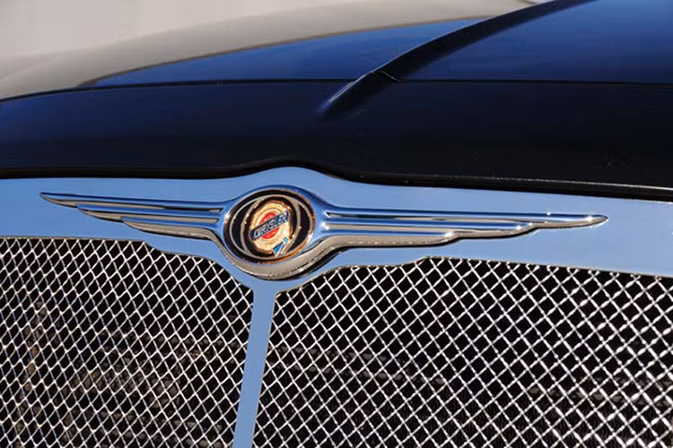 Chrysler đặt theo tên nhà đồng sáng lập Walter P. Chrysler với logo “Ngôi sao 5 cánh”. Logo này không được sử dụng kể từ sau khi Chrysler sáp nhập với Daliler vào năm 1998. Đến 2007, Chrysler được chuyển nhượng cho Cerberus và logo cũ lại được hồi sinh. Cuối năm 2014, Fiat (chủ sở hữu mới của Chrysler) đã lên kế hoạch để đưa logo đó vào bảo tàng.