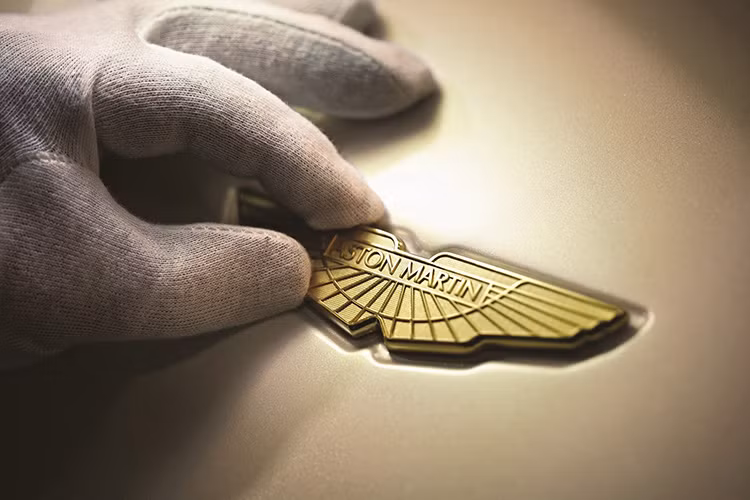 Aston Martin là sự kết hợp của Aston và Martin. Trong đó Aston là tên đường đua Aston Hill nên công ty ra đời. Martin từ tên người sáng lập Lionel Martin và bạn của mình là Robert Bamford vào năm 1913.