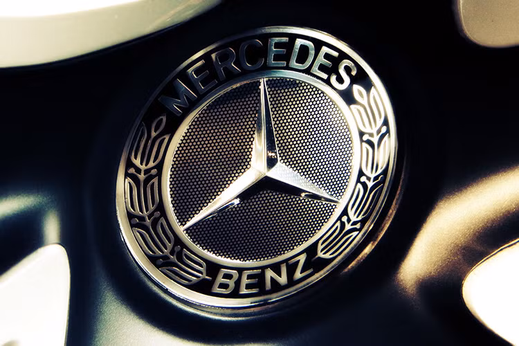 Thương hiệu xe Mecerdes được thành lập từ sự hợp nhất giữa Daimler và Benz vào năm 1926. Logo của hãng xe này biểu trưng cho tham vọng và ước mơ cháy bỏng đưa sản phẩm thống trị ở khắp mọi nơi: mặt đất, dưới biển và cả trên bầu trời.