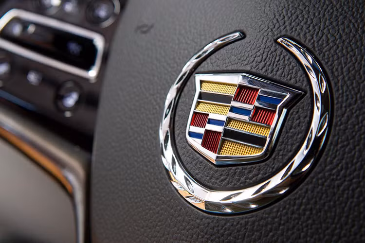 Logo của Cadillac chính là huy hiệu của nhà chỉ huy quân đội đồng thời là một nhà thám hiểm nổi tiếng xứ Pháp, ông Antoine de la Mothe Cadillac. Biểu tượng này gồm vương miện nhỏ ở phía trên và huy hiệu của dòng họ Cadilac nằm ở chính giữa, bao quanh là vòng nguyệt quế được cách điệu bằng vòng hoa tulip.