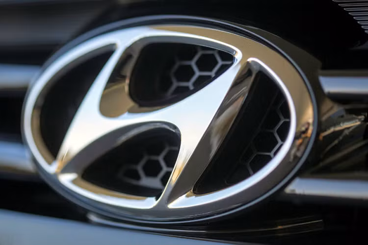 Hyundai trong tiếng Hàn có nghĩa là hiện đại hoặc thời hiện đại. Nó được thành lập vào năm 1947 và ngày nay được xem là hãng sản xuất ôtô lớn nhất Hàn Quốc và đứng thứ 5 thế giới về doanh số bán hàng năm.