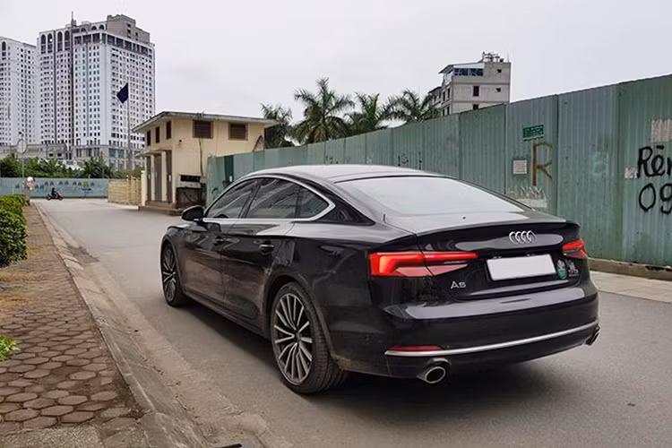 Phiên bản Audi A5 Sportback giới hạn về Việt Nam phục vụ cho hội nghị cấp cao APEC 2017 sẽ được trang bị động cơ 2.0 TFSI và hệ dẫn động quattro được cải tiến trên Audi A5 mới. Động có này sẽ có công suất mạnh mẽ hơn và hiệu quả hơn hẳn so với phiên bản từng ra mắt trước đây.