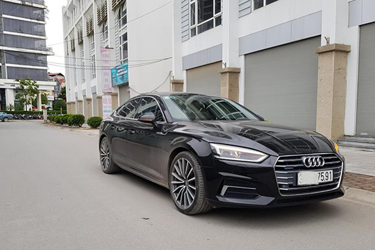 Hiện tại, mẫu A5 Sportback hoàn toàn mới đang được phân phối chính hãng tại Việt Nam với giá từ 2,46 tỷ đồng. Còn giá xe Audi A5 Sportback 2.0 TFSI Quattro đời 2017 hàng hiếm đang được rao bán tại Hà Nội này được chủ nhân chào hàng ở mức 2,3 tỷ đồng.