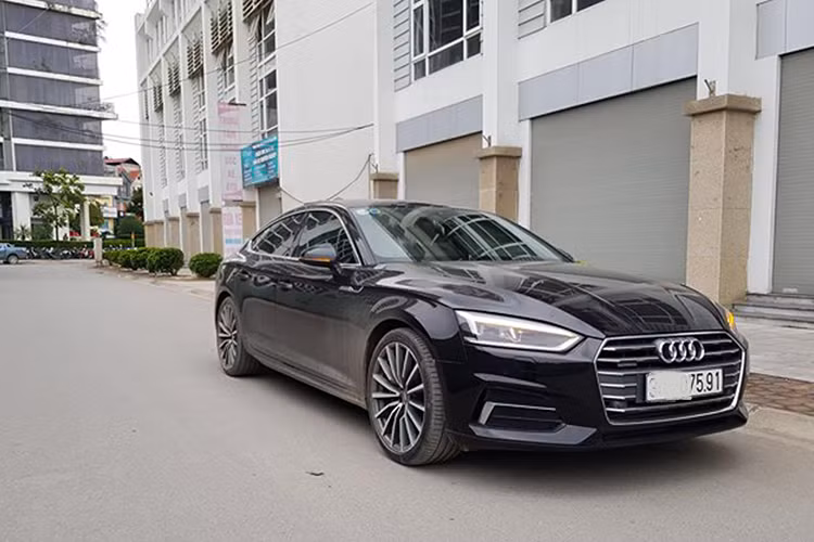 Hiện tại, mẫu A5 Sportback hoàn toàn mới đang được phân phối chính hãng tại Việt Nam với giá từ 2,46 tỷ đồng. Còn giá xe Audi A5 Sportback 2.0 TFSI Quattro đời 2017 hàng hiếm đang được rao bán tại Hà Nội này được chủ nhân chào hàng ở mức 2,3 tỷ đồng.