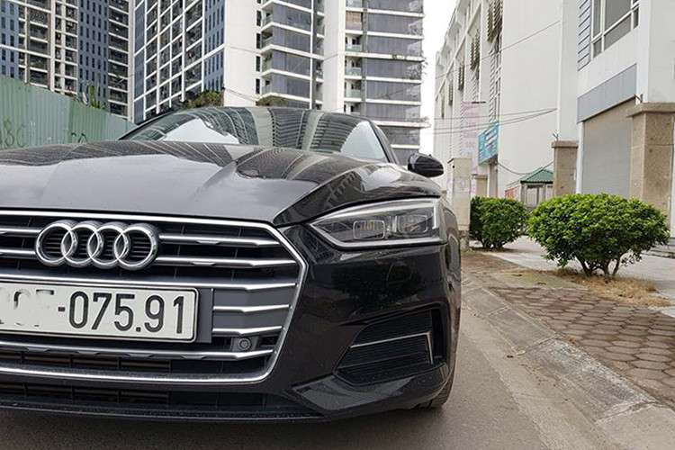 So với "đàn em" A4 từng xuất hiện tại Việt Nam, phần đầu của A5 Sportback đã được Audi thiết kế lại hoàn toàn. Phần trung tâm vẫn tiếp tục là lưới tản nhiệt lục giác rộng ngang, tuy nhiên các đèn pha và khe hút gió trên cản trước của A5 mới đều lớn hơn hẳn A4. Ngoài ra, nắp ca-pô của chiếc xe cũng được dập những đường gân nổi mới, đậm nét hơn.
