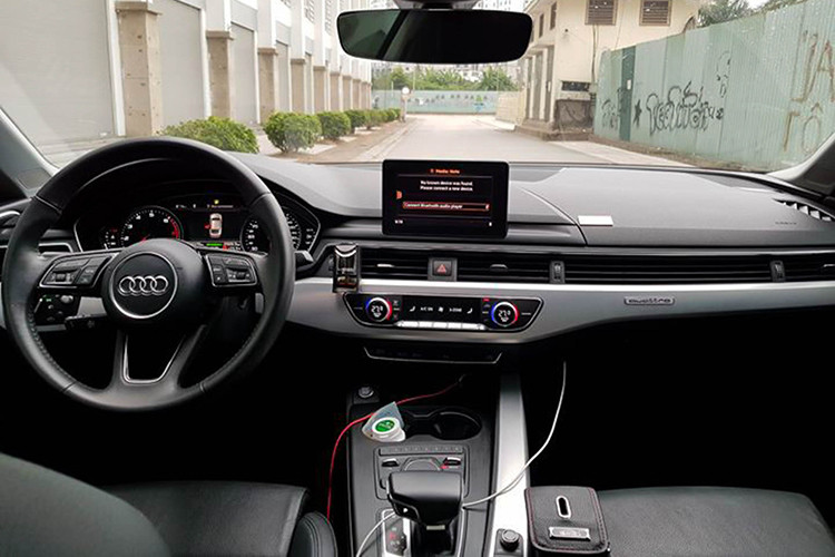 Bên trong nội thất - mẫu A5 Sportback phiên bản giới hạn sản xuất cho sự kiện APEC 2017 cũng được trang bị màn hình hiển thị trên kính lái, hệ thống treo với giảm xóc thích ứng, cảnh báo chống trộm và đèn khoang hành lý... Các chi tiết khác không thay đổi nhiều so với bản thường.