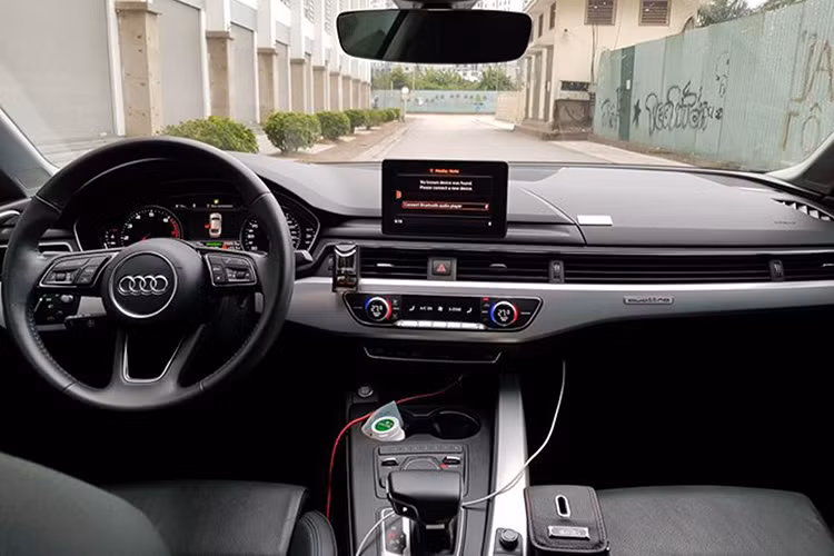 Bên trong nội thất - mẫu A5 Sportback phiên bản giới hạn sản xuất cho sự kiện APEC 2017 cũng được trang bị màn hình hiển thị trên kính lái, hệ thống treo với giảm xóc thích ứng, cảnh báo chống trộm và đèn khoang hành lý... Các chi tiết khác không thay đổi nhiều so với bản thường.