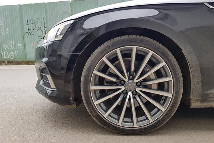 Phần đuôi của A5 Sportback có thiết kế gần như coupe 2 cửa A5 đã ra mắt trước với cặp đèn LED thiết kế mảnh dẻ. Phần dưới cản sau của xe chỉ có một chút khác biệt so với A5 đi kèm vành 19inch. Tất cả các mẫu xe Audi phiên bản giới hạn phục vụ APEC đều có màu đen đi cùng gói ngoại thất S-line...