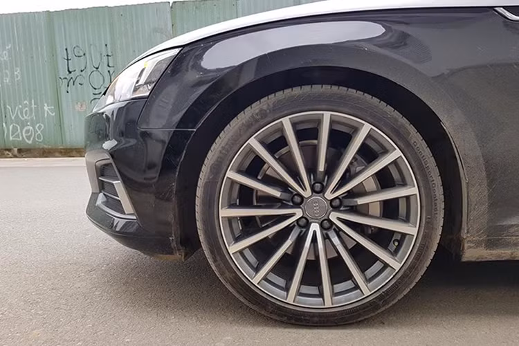 Phần đuôi của A5 Sportback có thiết kế gần như coupe 2 cửa A5 đã ra mắt trước với cặp đèn LED thiết kế mảnh dẻ. Phần dưới cản sau của xe chỉ có một chút khác biệt so với A5 đi kèm vành 19inch. Tất cả các mẫu xe Audi phiên bản giới hạn phục vụ APEC đều có màu đen đi cùng gói ngoại thất S-line...