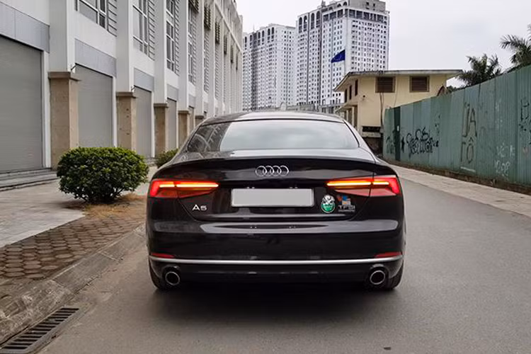 Nhìn thoáng qua, có vẻ "phom" của mẫu xe A5 Sportback phiên bản mới này không khác gì phiên bản cũ khi nhìn từ hai bên thân xe. Tuy nhiên trên thực tế, Audi đã dập đường nổi chạy dưới thân đậm hơn và gắn cho chiếc xe một thanh nẹp trang trí nhỏ ở vị trí tiếp giáp giữa cửa sau với vè trước.