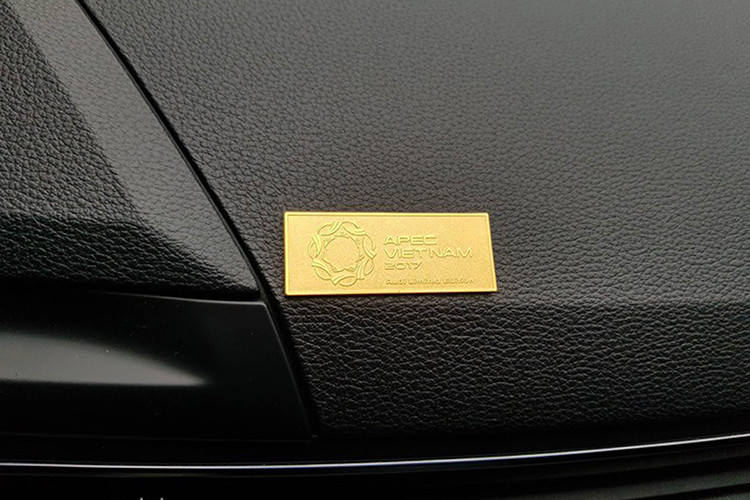 Xe sở hữu vô lăng 3 chấu thể thao bọc da màu đen với đa dạng các nút bấm tiện ích. Ngoài ra phiên bản giới hạn phục vụ APEC 2017 còn được trang bị hệ thống tự rửa đèn, rèm che nắng cho cửa sổ hàng ghế sau, nội thất ốp gỗ nâu, hệ thống định vị, âm thanh Bang &amp; Olufsen... kèm huy hiệu nhỏ gắn ở táp-lô chứng nhận phiên bản đặc biệt APEC 2017.