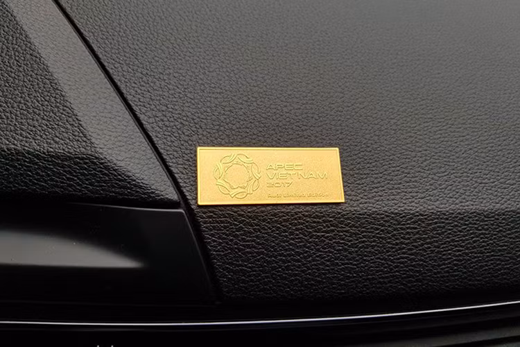 Xe sở hữu vô lăng 3 chấu thể thao bọc da màu đen với đa dạng các nút bấm tiện ích. Ngoài ra phiên bản giới hạn phục vụ APEC 2017 còn được trang bị hệ thống tự rửa đèn, rèm che nắng cho cửa sổ hàng ghế sau, nội thất ốp gỗ nâu, hệ thống định vị, âm thanh Bang &amp; Olufsen... kèm huy hiệu nhỏ gắn ở táp-lô chứng nhận phiên bản đặc biệt APEC 2017.