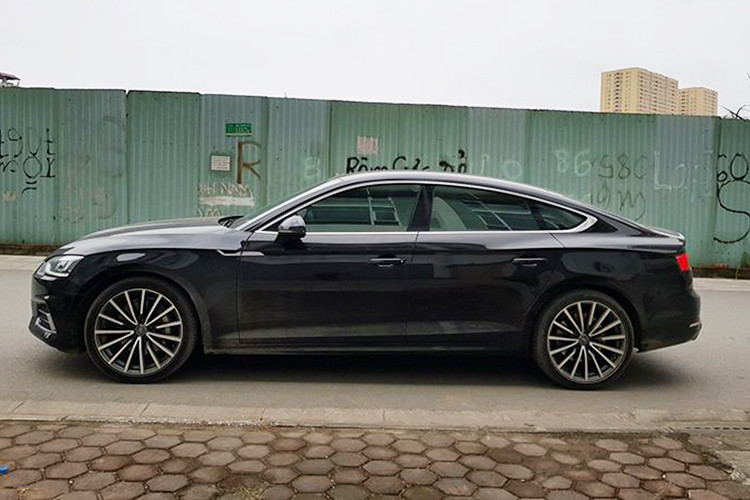 Sau khi phục vụ APEC Việt Nam 2017, tất cả xe Audi đã được bán lại và hầu hết chúng đều chưa lăn bánh quá 5.000km. Sau hơn 1 năm sử dụng, chiếc Audi A5 Sportback 2.0 này đã lăn bánh được khoảng 20.000km.