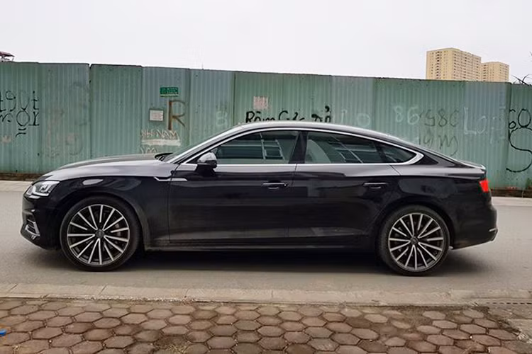 Sau khi phục vụ APEC Việt Nam 2017, tất cả xe Audi đã được bán lại và hầu hết chúng đều chưa lăn bánh quá 5.000km. Sau hơn 1 năm sử dụng, chiếc Audi A5 Sportback 2.0 này đã lăn bánh được khoảng 20.000km.