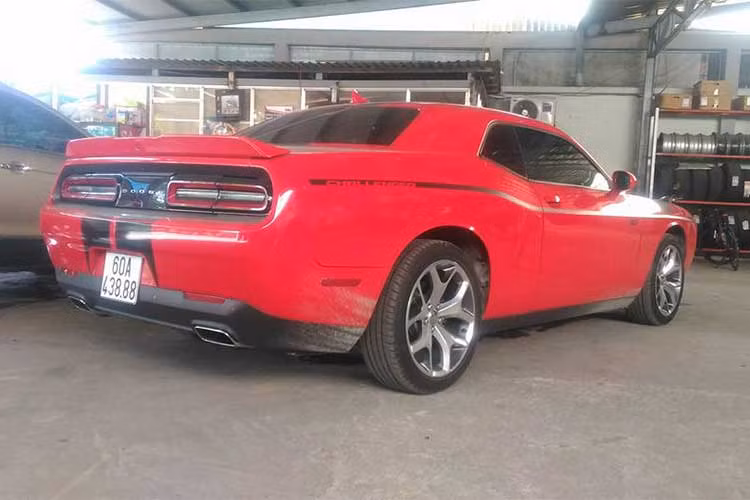 Xe sở hữu ngoại thất màu đỏ đầy cá tính. Phần đầu của xe được các nhà sản xuất Mỹ thiết kế nổi bật với hốc hút gió đặt sâu phía trong, cụm đèn pha đôi tròn cổ điển. Dòng chữ Challenger được gắn phía bên phải của lưới tản nhiệt. Đèn sương mù đặt phía dưới sát với vè. 