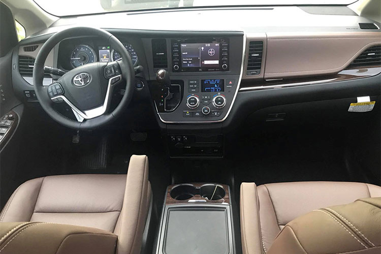 Ở bên trong, mọi phiên bản Sienna 2018 đều có hệ thống thông tin giải trí Entune 3.0 mới nhất với tính năng định vị và sử dụng các ứng dụng khác nhau App Suite. Các bản LE, SE và XLE có thêm kết nối wifi, trong khi bản Limited cao nhất còn có dàn âm thanh JBL 9 loa với loa sub 10,1 inch và định vị hỗ trợ dò điểm đến...