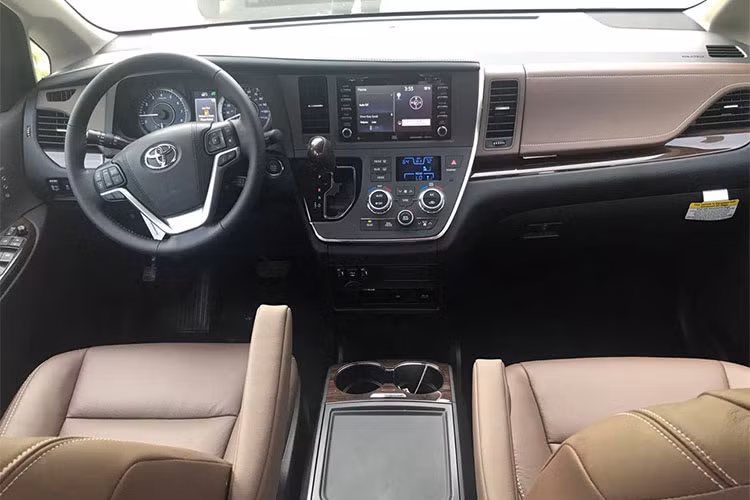 Ở bên trong, mọi phiên bản Sienna 2018 đều có hệ thống thông tin giải trí Entune 3.0 mới nhất với tính năng định vị và sử dụng các ứng dụng khác nhau App Suite. Các bản LE, SE và XLE có thêm kết nối wifi, trong khi bản Limited cao nhất còn có dàn âm thanh JBL 9 loa với loa sub 10,1 inch và định vị hỗ trợ dò điểm đến...