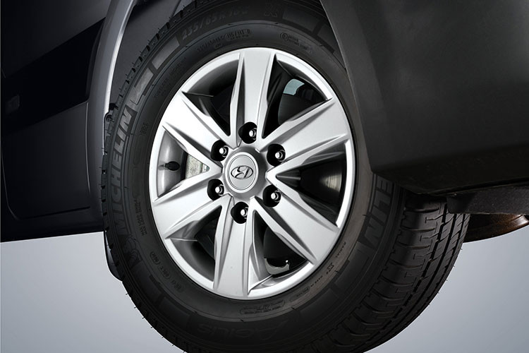 Đặc biệt, phía trên đèn sương mù được thiết kế bậc đỡ chân rất thuận tiện cho việc vệ sinh mặt trước của xe. Gương chiếu hậu thiết kế kiểu gập, tích hợp đèn báo rẽ tạo sự nổi bật và tăng độ an toàn. Cụm đèn hậu thiết kế theo chiều dọc, liền khối tăng thêm tính thẩm mỹ và sang trọng.