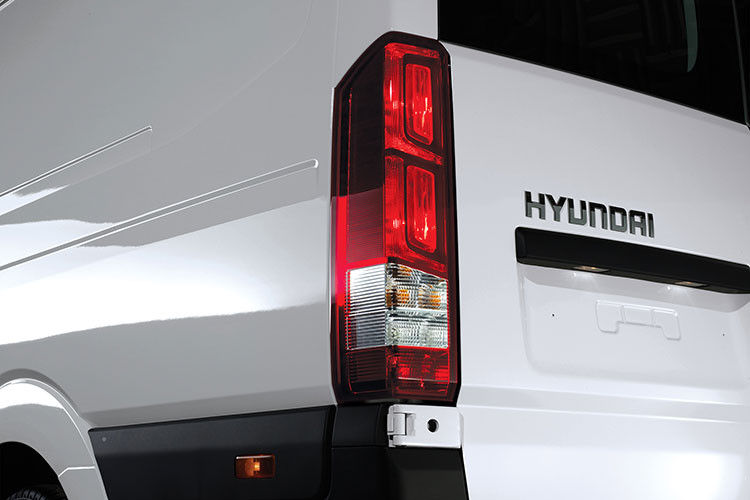 Mẫu xe minibus Hyundai Solati được thiết kế với những đường nét hiện đại theo tiêu chuẩn Châu Âu, giảm thiểu tối đa lực cản khí động học. Hyundai Solati có kích thước nổi trội trong phân khúc, tổng thể Dài x Rộng x Cao tương ứng là 6,195mm x 2,038mm x 2,760 mm.